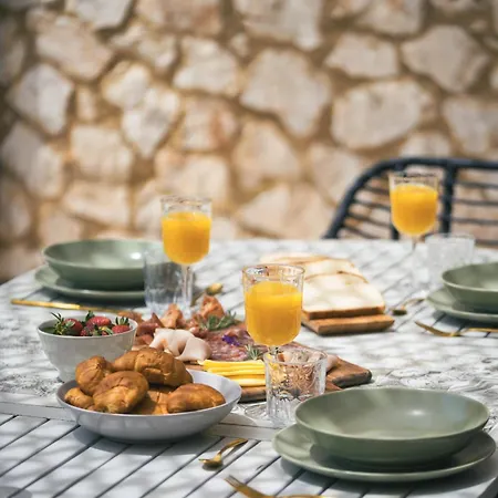 Villa Terra, Private, Luxury Villa With Pool 10 Mins Drive From The Beach