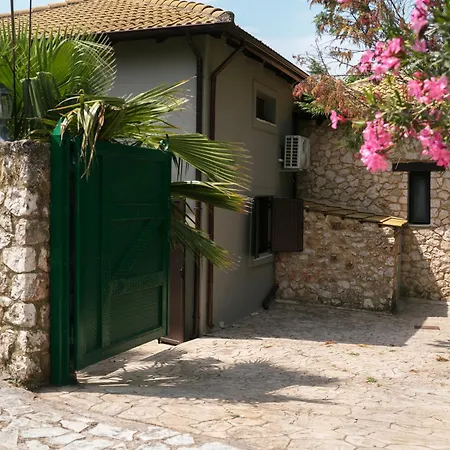The Walnut Tree With Private Pool 10 Mins Drive From The Villa Vasiliki (Lefkada)