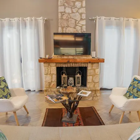 The Walnut Tree With Private Pool 10 Mins Drive From The Vasiliki (Lefkada)