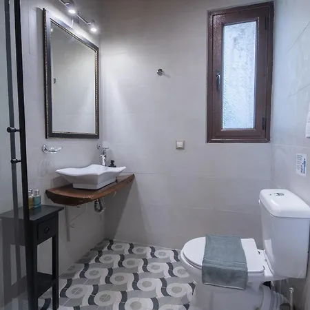 Луксозна вила The Walnut Tree With Private Pool 10 Mins Drive From The